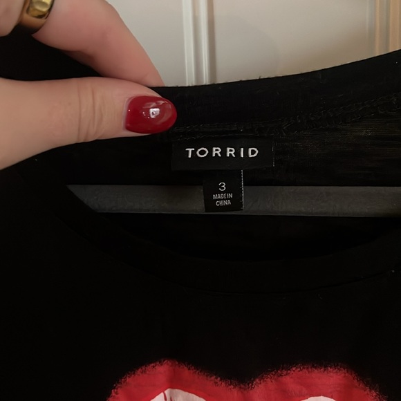 Torrid Black Heart Lips Babydoll Tee Size 3 - Picture 5 of 10